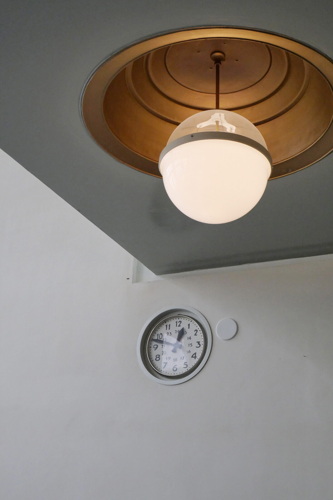 天井の照明も同様に、ホコリ対策として丸みを帯びた形状にデザイン。光が効率的かつやわらかく反射するような素材が使われている。手づくり感がある時計は患者がワークショップでつくったものだそう