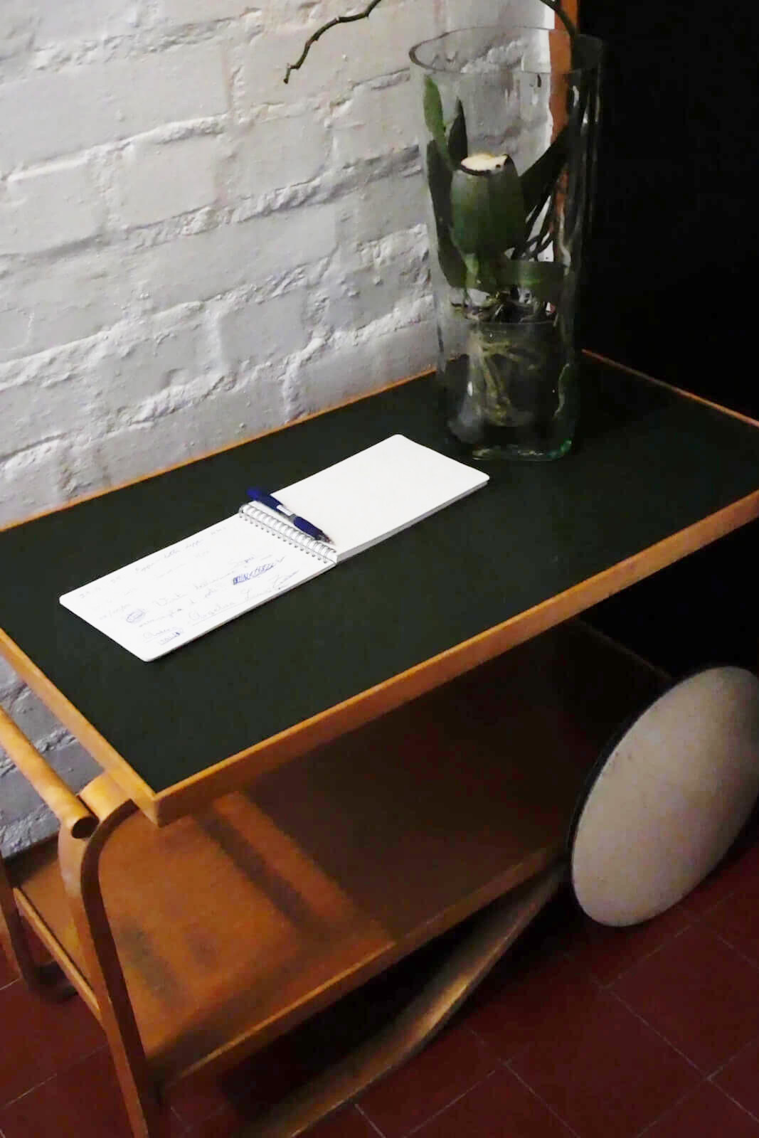 限定色のダークグリーンの天板が美しいトロリー