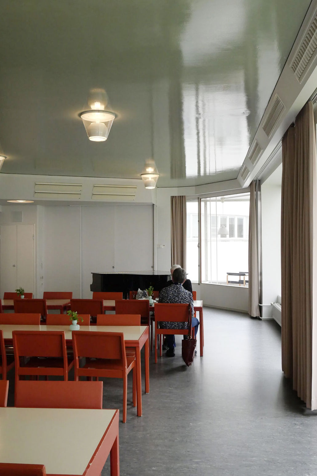 食堂の様子。つややかな質感の天井は清潔感を保ちやすく、外光を反射させて室内を明るく照らす役割も担う