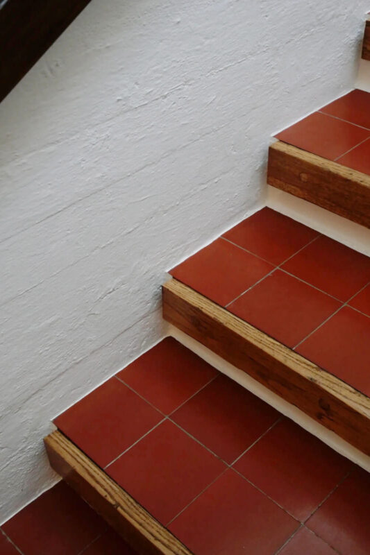 階段の踏み面はタイル張り、壁は漆喰壁