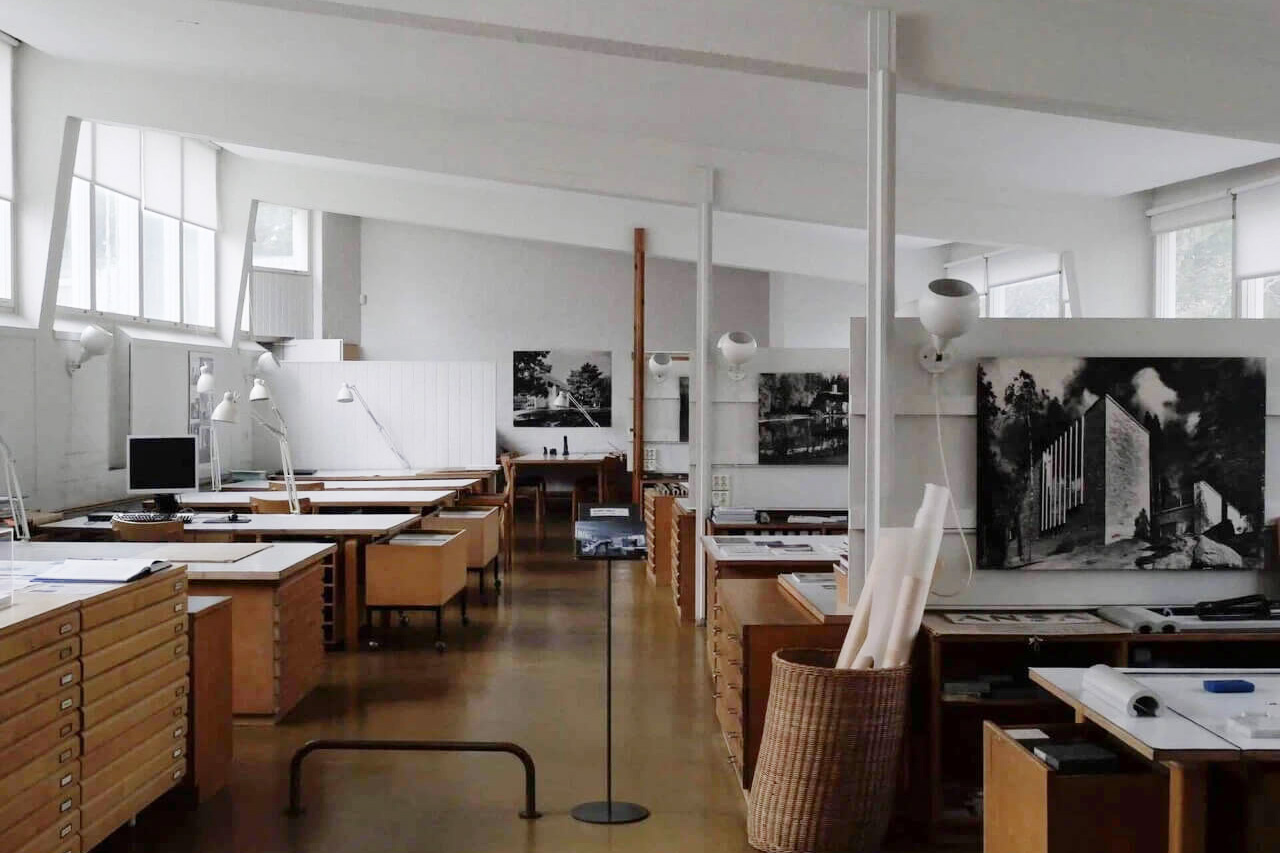 2階の製図室は南向きと北西向きの大きな連続窓から自然光が豊かに差し込む、開放的な空間。勾配天井により、ハイサイドから入る光が室内を優しく照らす