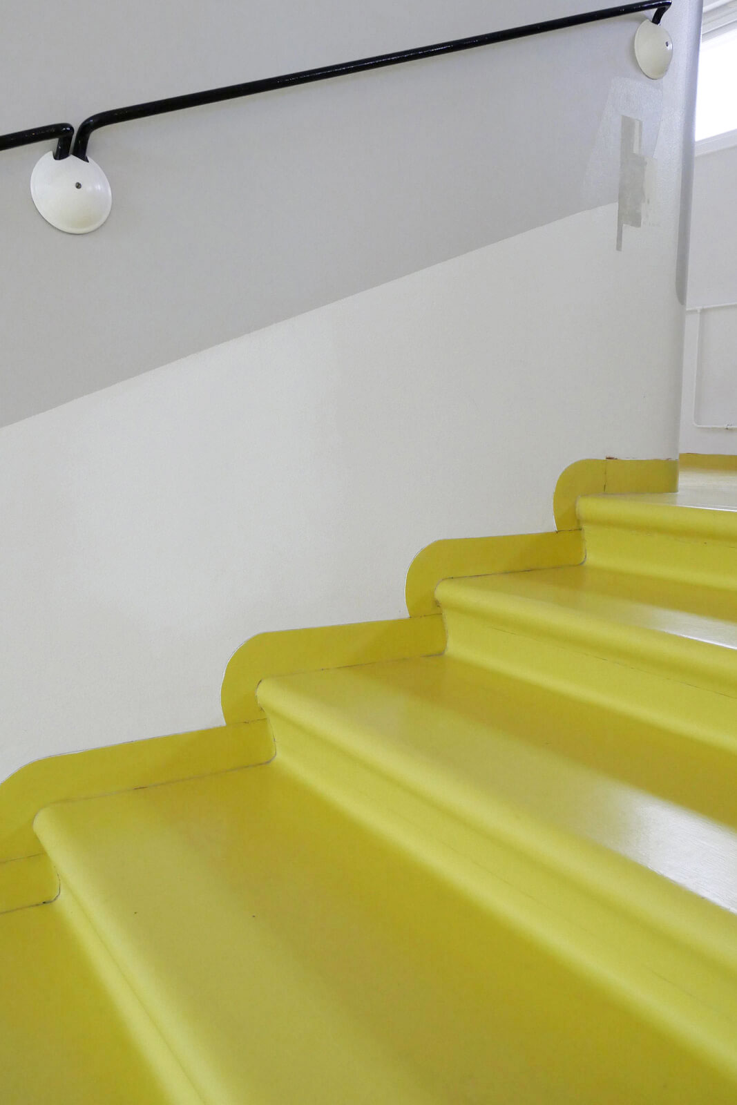 足腰に負担がなく昇降できるように階段1段が低めに設計されている。手すりのデザインももちろんオリジナル