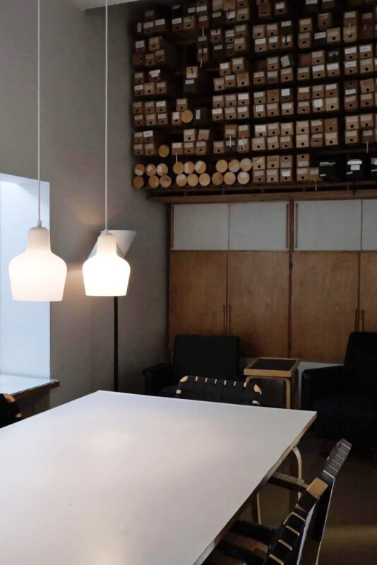 アアルトが手がけたプロジェクトの製図の数々も保管されている