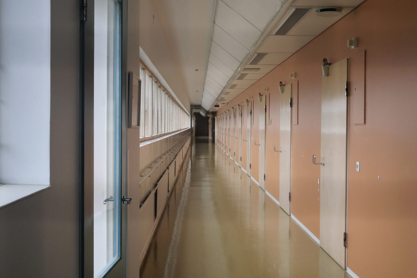 患者棟は各階でテーマカラーが異なる。この階は「パイミオレッド」