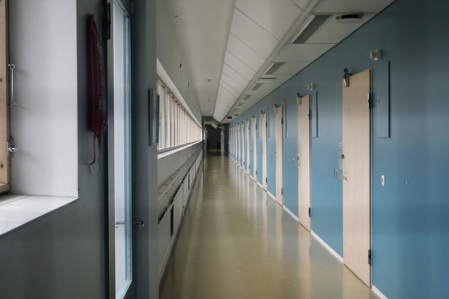 この階は通路の壁面が「パイミオブルー」