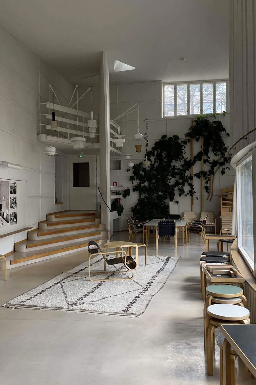 アトリエ全景。奥にいくにつれて天井が高くなっており、かなり開放感がある