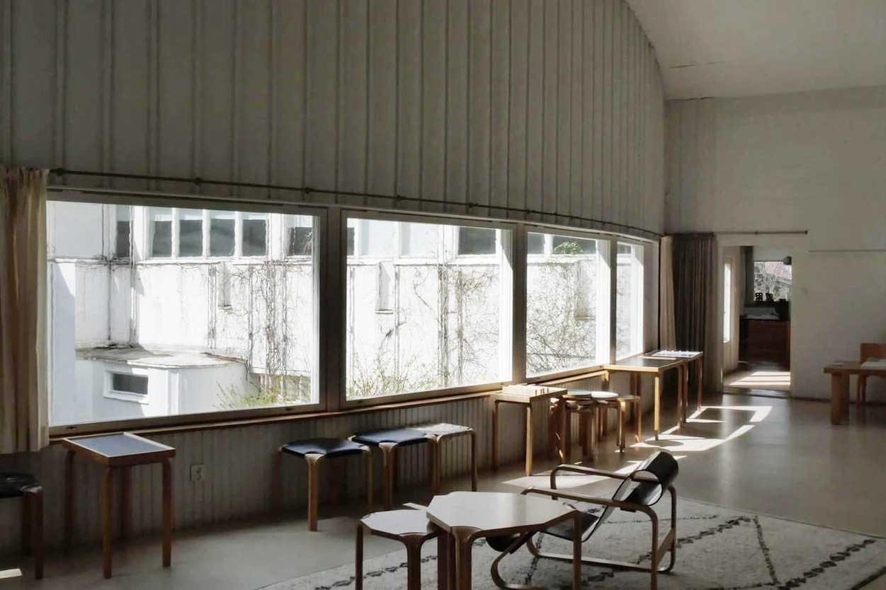 窓にはペアガラスを採用。光を受けて室内の暖気を逃さないように断熱材にはグラスウールを使用している