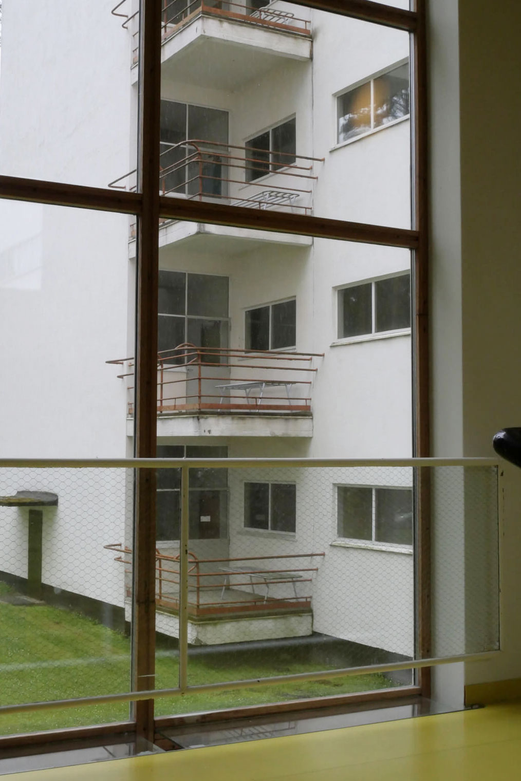 階段の窓は大きな木製サッシ。当時の規格にはなくドイツから輸入したそう。アアルト自邸のリビングの大窓もドイツから輸入していたので、その経験が生きているのではないかと想像