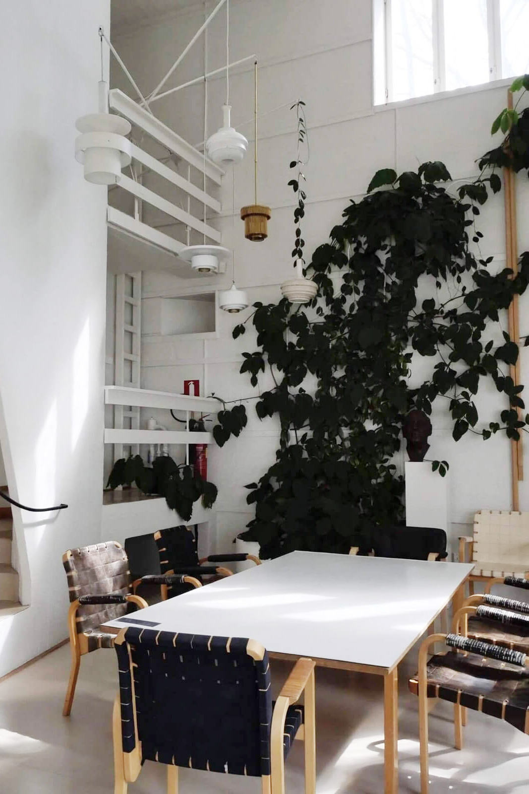 吹き抜け空間に面して設けた室内のベランダは、設計デザインを深めていくために欠かせない建築的装置だった