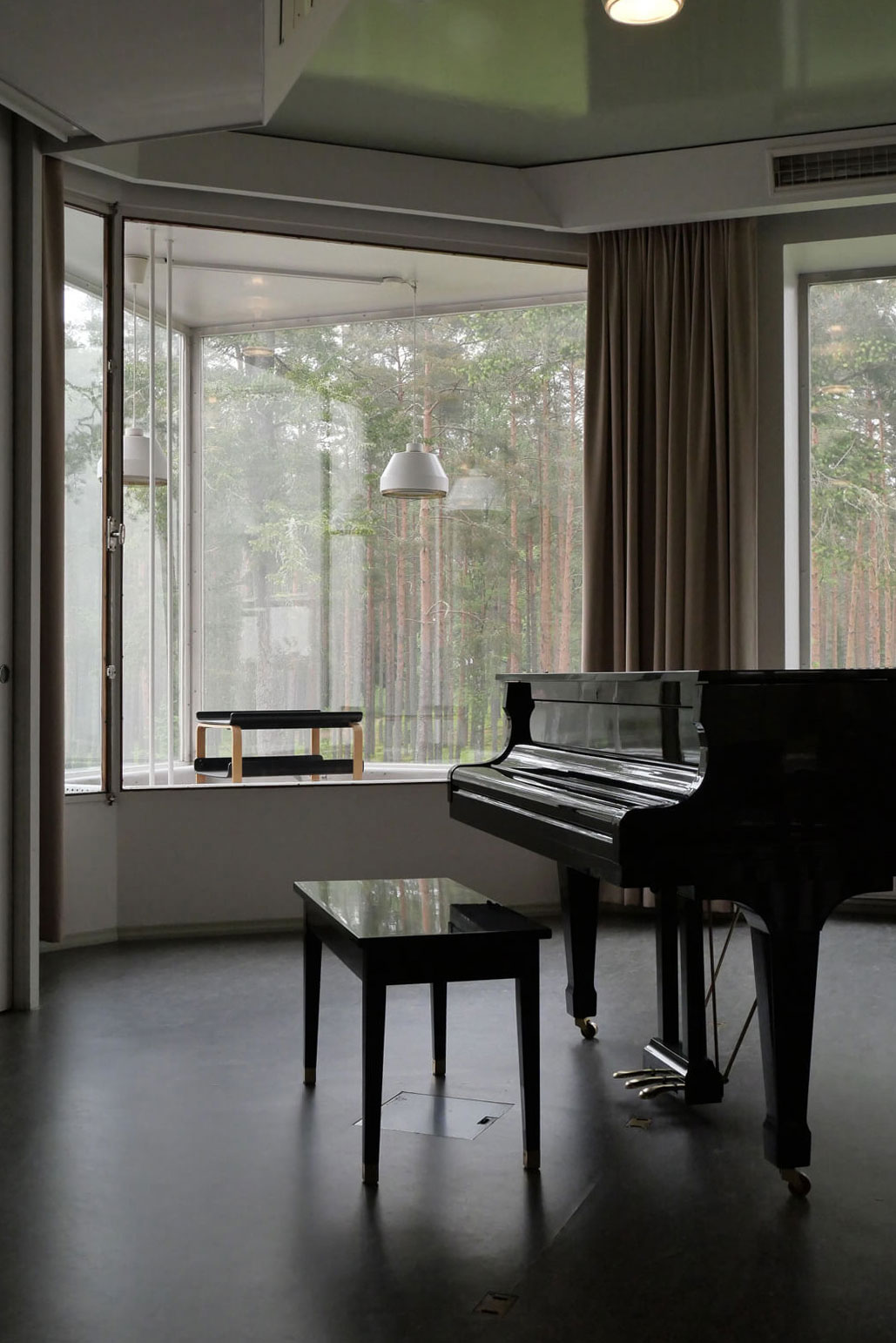 食堂のピアノが置かれた一角。その奥に三角形にデザインされた出窓がある。三角形にしたことで奥行きが感じられる