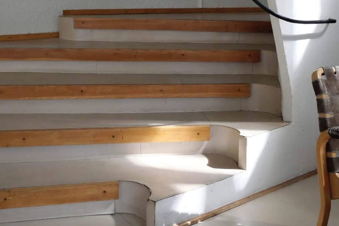 絶妙に湾曲した階段とそこに当たる光が堪らない。一生見ていたい