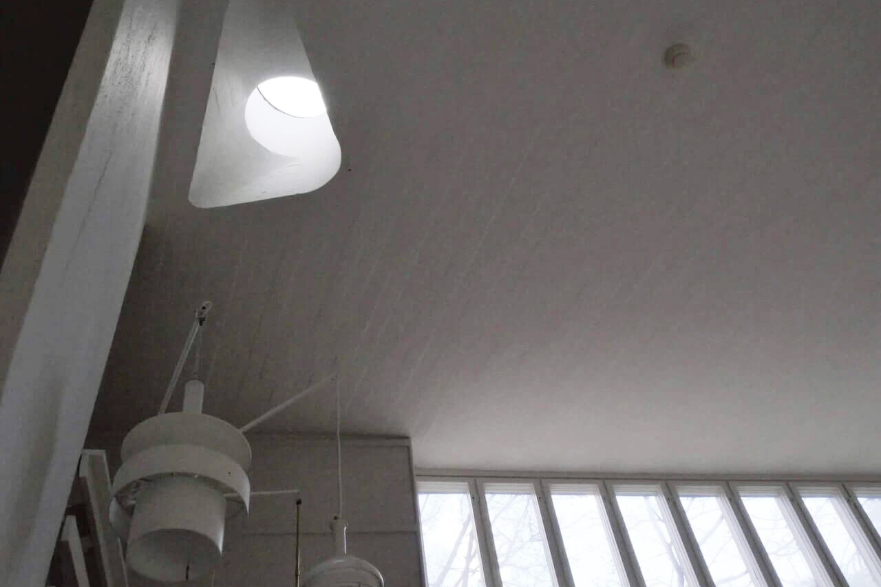 天窓からも光を採り入れていた。室内の壁面が白いのは、光を効果的に反射させるため