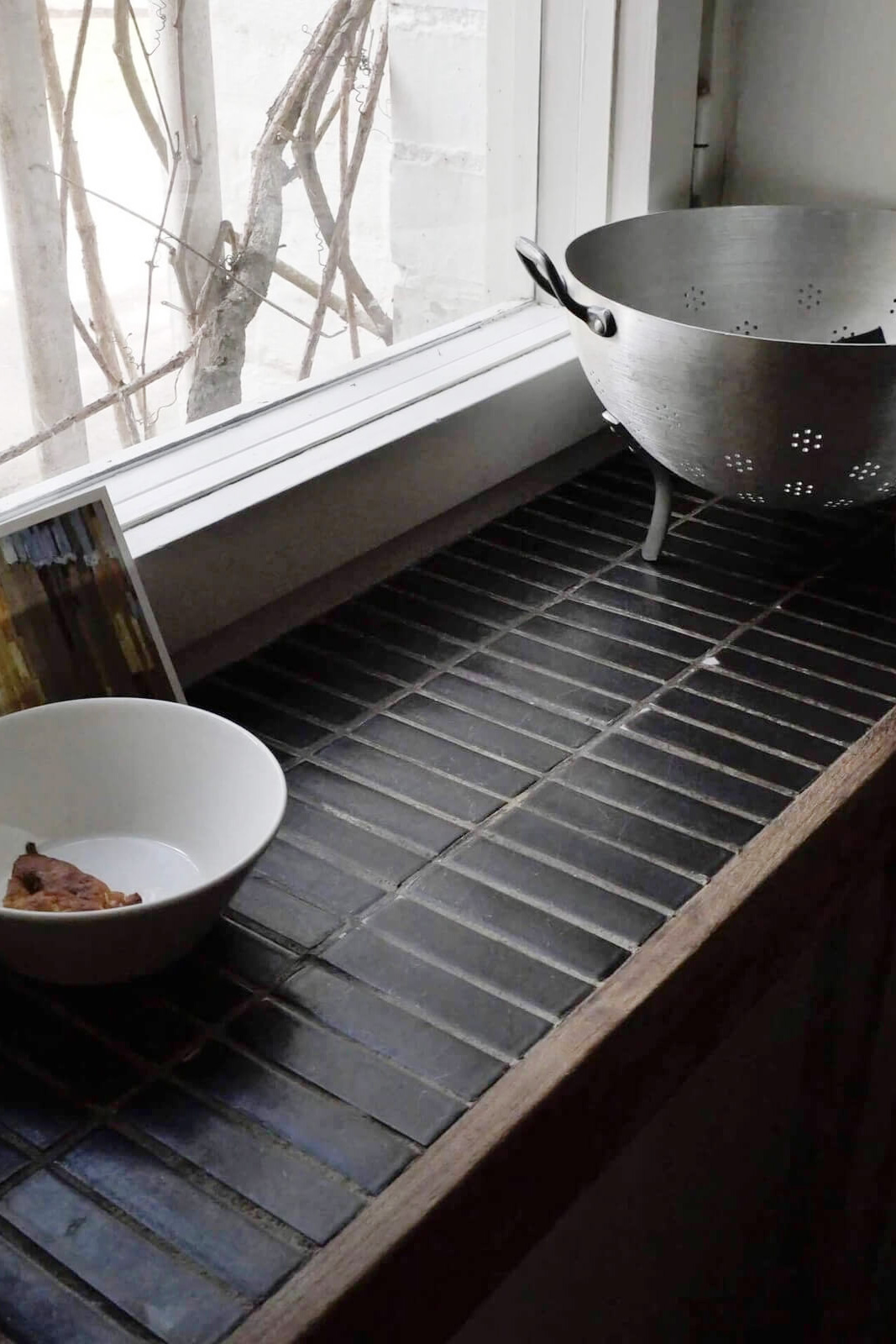 キッチンまわりには水に強いタイルを使用