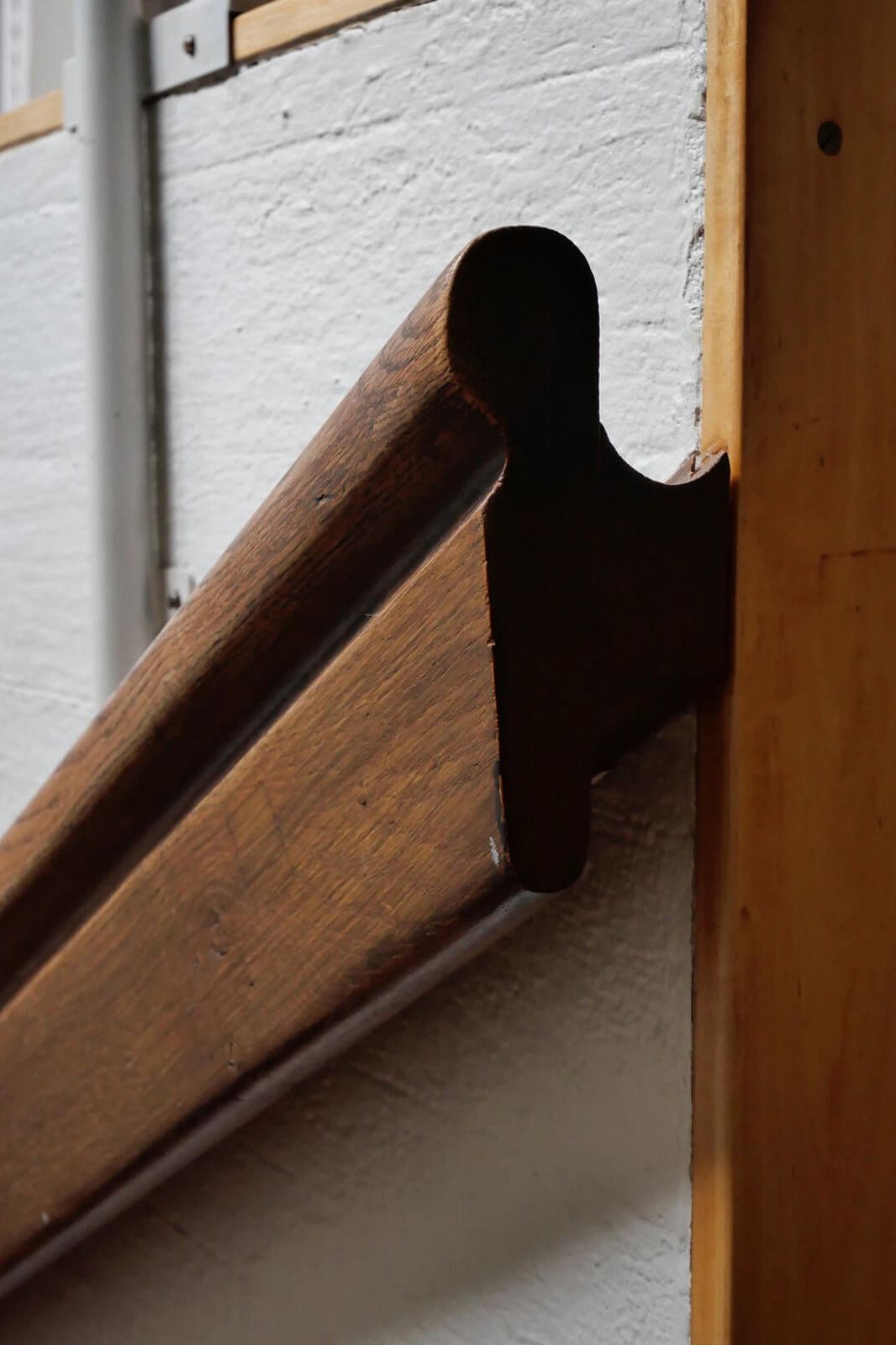 階段の手すりは人がつかみやすいようにデザインされている