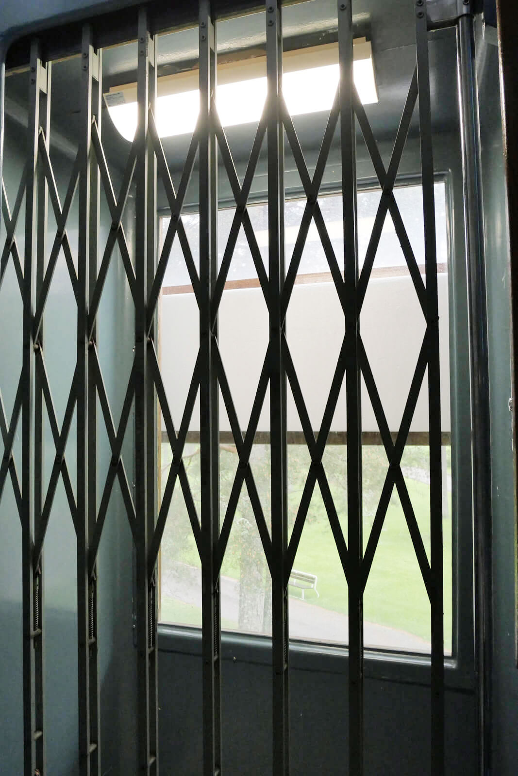 当時は世界でも珍しかったという大きなガラス窓が入ったエレベーター