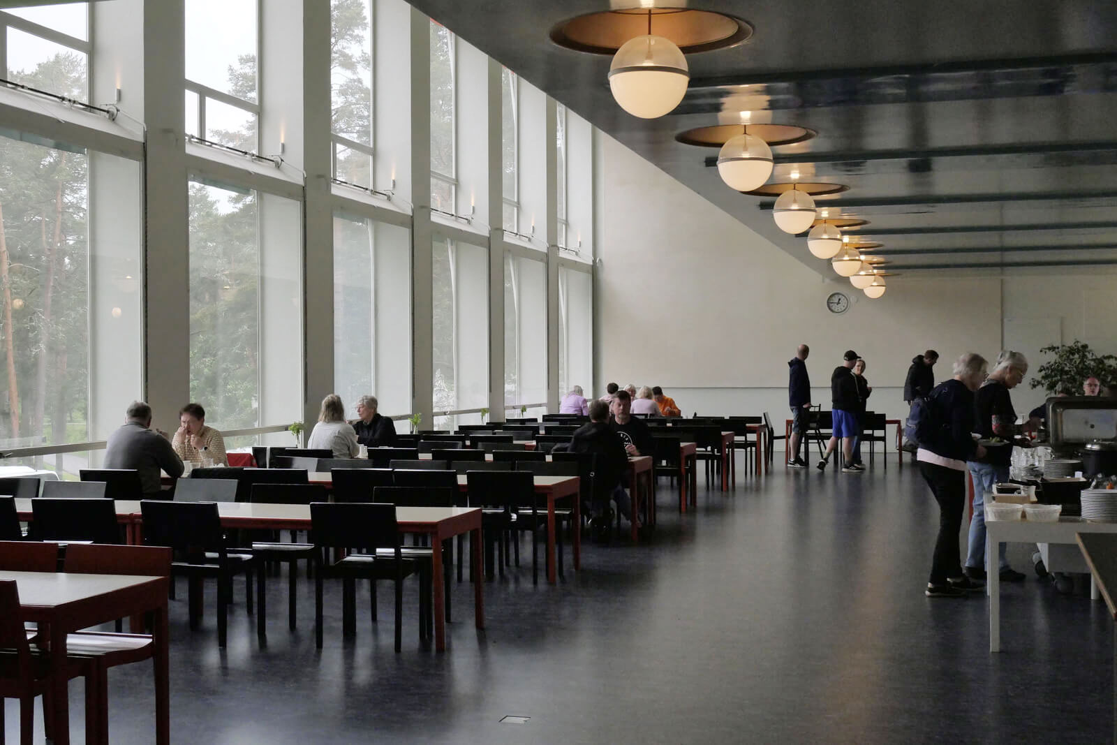 食堂は見学客が利用できる