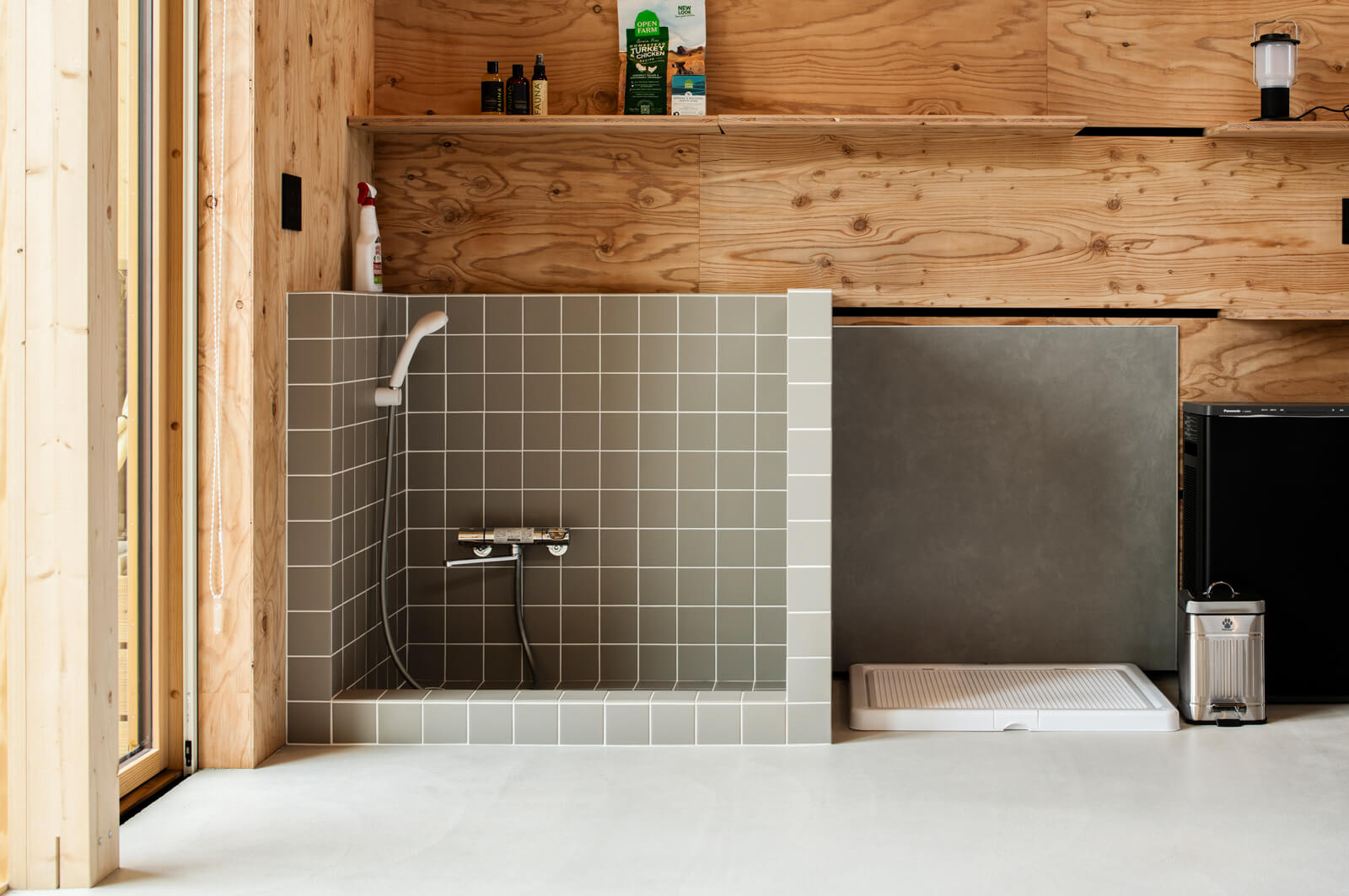 ドッグランへの出入り口付近には、愛犬専用の洗い場を備えた