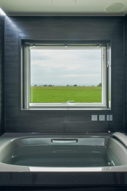 東川町らしい田園風景が一望できるバスルーム。周囲の視線を気にせずに入浴できるのが嬉しい