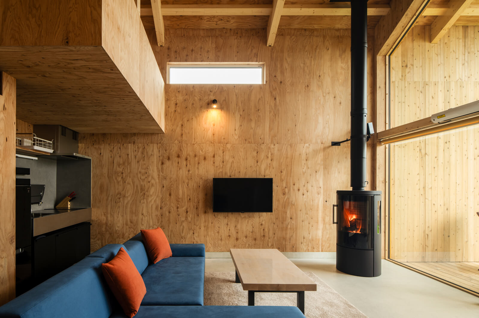 北側の壁面は9㎜厚の針葉樹合板で仕上げた。汚れてもすぐに張り替えられるようにしている