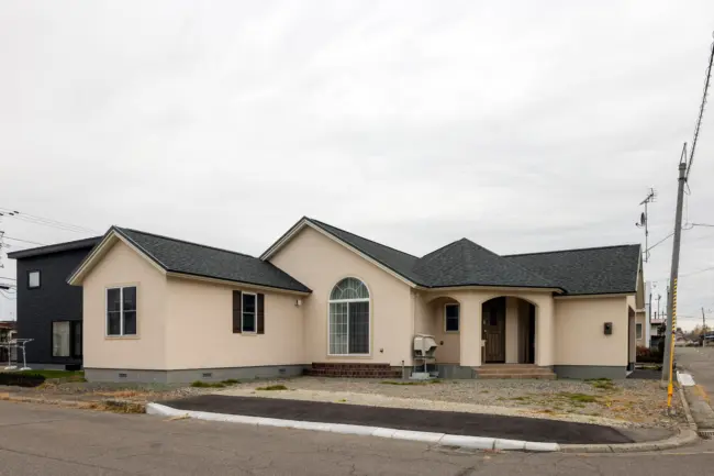 個性的な外観で暮らしやすい。大人かわいい平屋の住まい