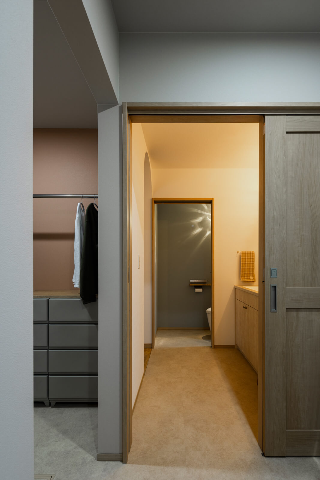 ユーティリティからトイレ方向を見る。水まわりは一直線上に集約。ウォークインクローゼットや脱衣スペースと洗面台は引き戸で仕切れて、来客時でも安心感がある