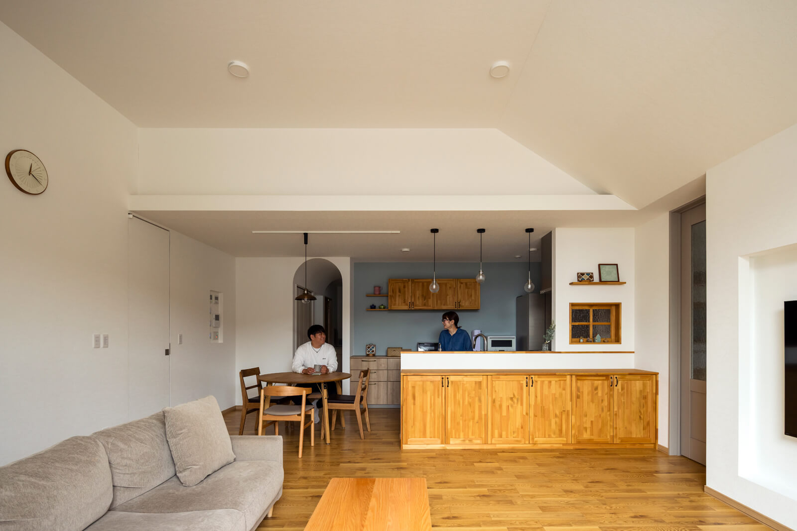 キッチンはLD空間を見渡せる対面式。リビング側には造作収納カウンターを設け、手元が見えないよう立ち上がりの高さにもこだわった