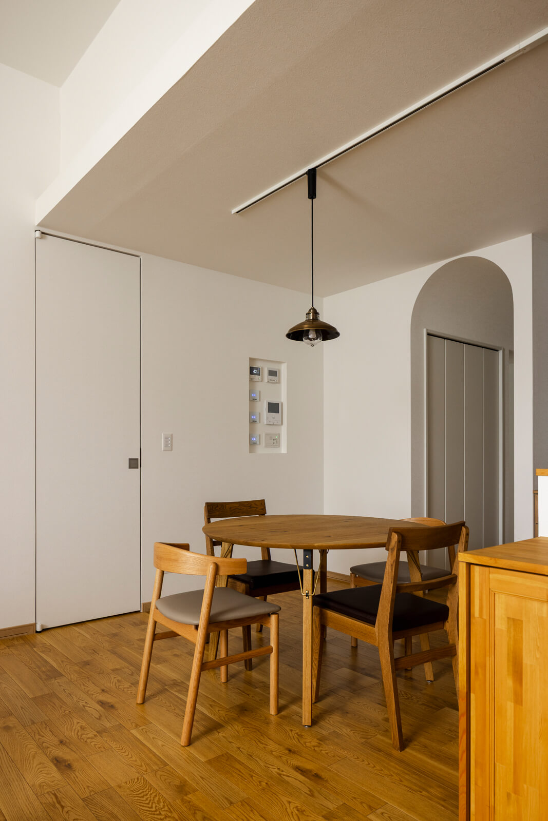 ラウンド型のダイニングテーブルセットをキッチンと横並びでレイアウト。配膳や片付けがしやすい