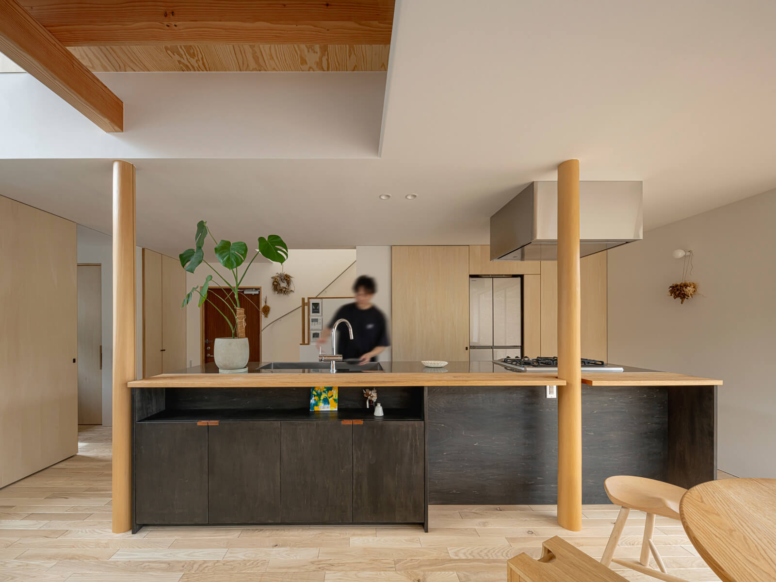 この家の顔ともいえる3.5m幅の造作アイランドキッチン。細部に至るまでKさんとSTUDIO DESSERTのこだわりが息づいている