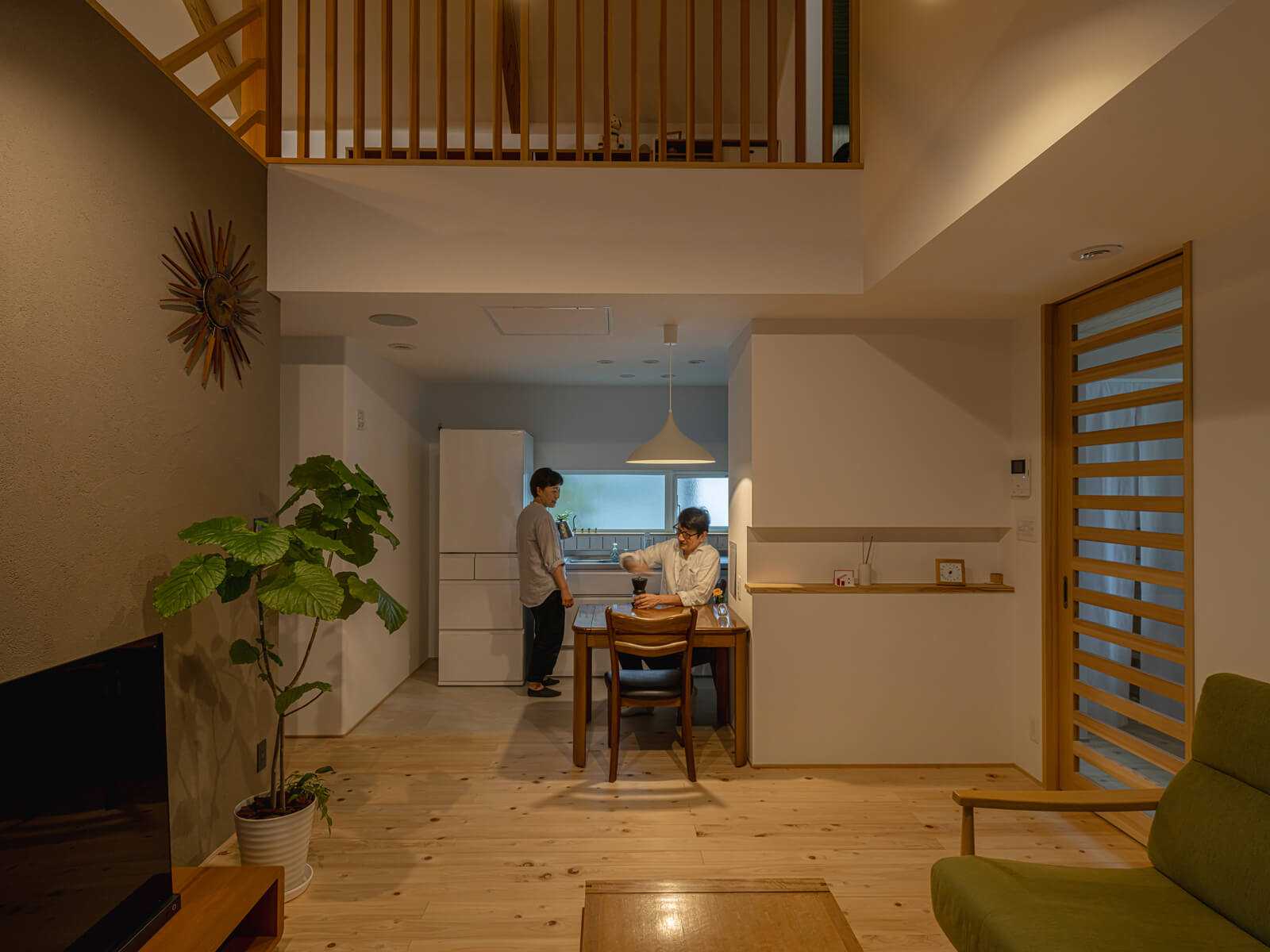 壁付けキッチンで省スペース化を図ったLDKは、大きな吹き抜けの効果もあって、15帖という数字以上の広さが感じられる