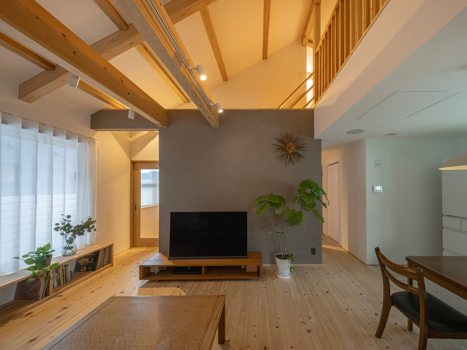 屋根なりの勾配天井と見せ梁がのびやかな空間を演出。梁や柱といった構造材に県産材のスギを用いるのもソネケンならでは