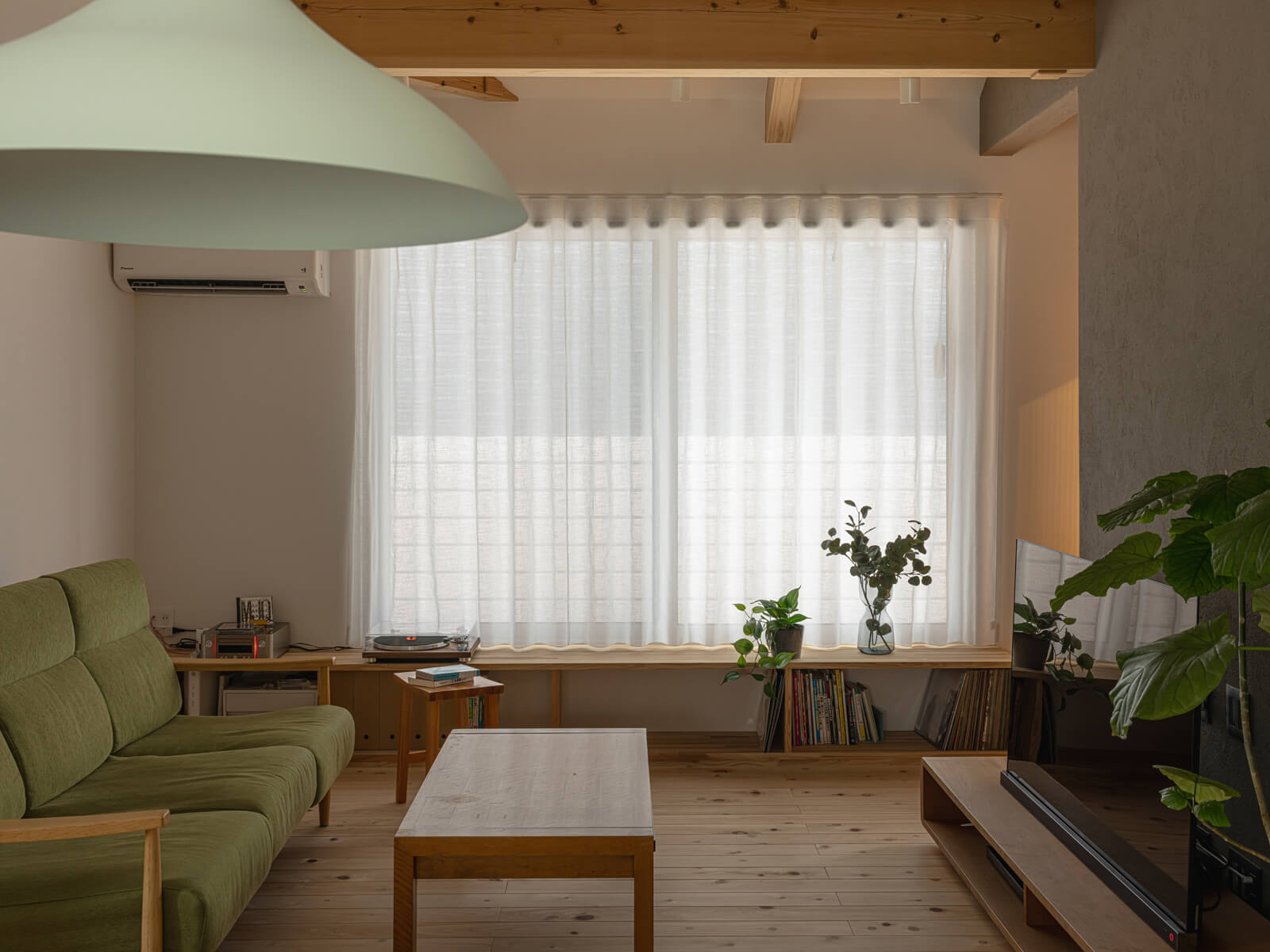 南側の窓辺にはベンチ兼収納を造作。収納はご主人がコレクションしているレコードが入る高さに造られている