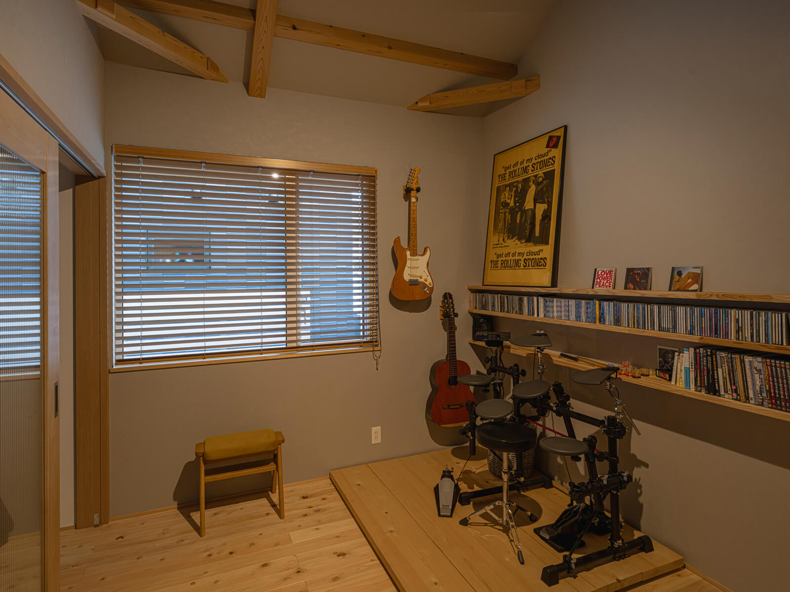 1階の西側に設けられたご主人の趣味部屋。楽器を演奏したり好きな音楽を心ゆくまで聴いたりと、趣味の時間を存分に楽しんでいる