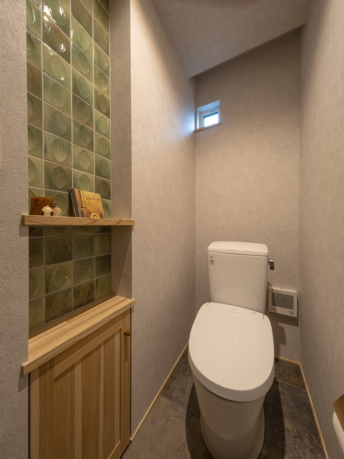 トイレにはご主人が一目惚れしたタイルをアクセントウォールとして採用した。上部に設けた小窓から自然光が射し込む