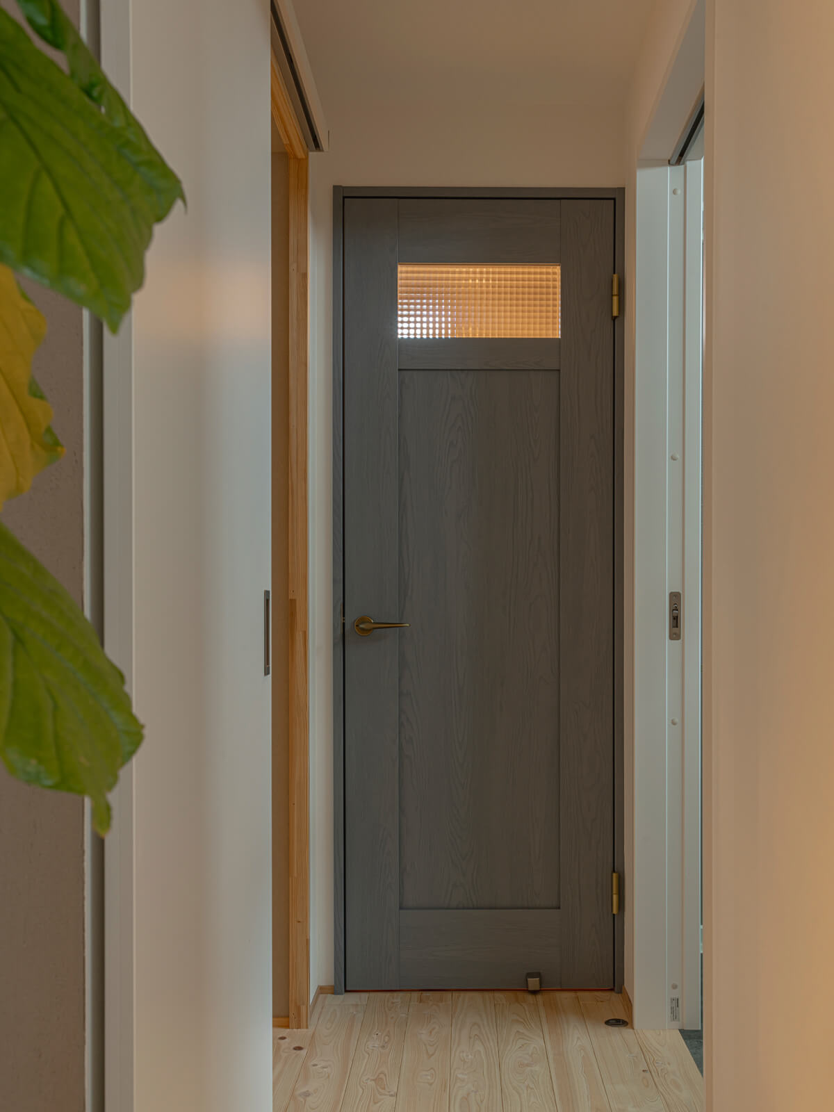 トイレには淡いブルーの既成品のドアを入れた。白と木の空間の中にやさしい彩りを添える