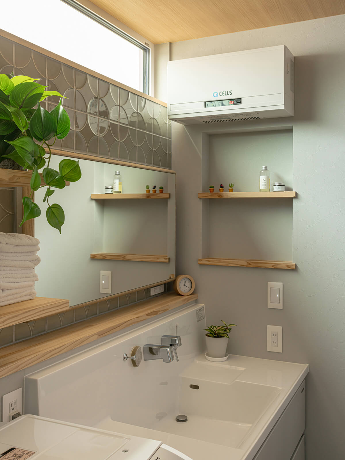 既製品のシンクに造作の棚やタイルなどを組み合わせた洗面台