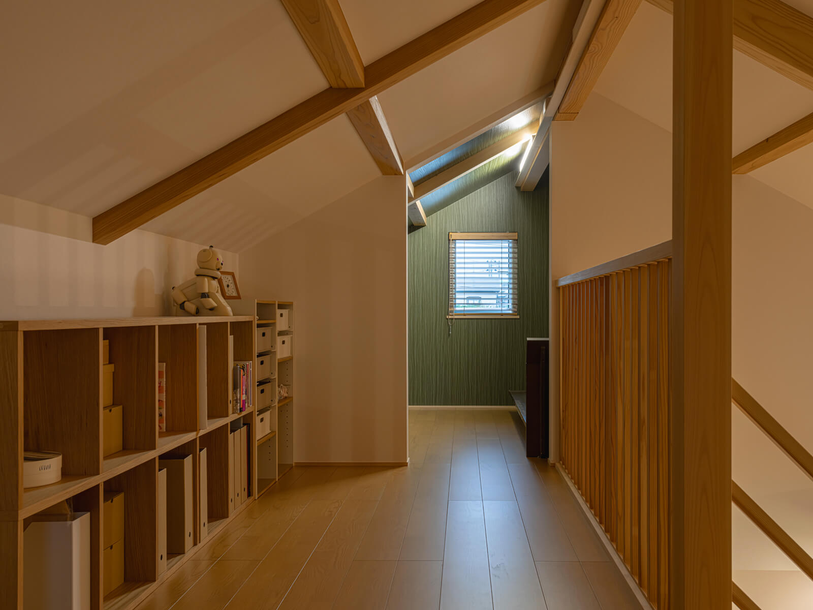 2階ホールには本棚を造作。東側奥にはダークグリーンの壁紙で仕上げたこもり感のある寝室を配した
