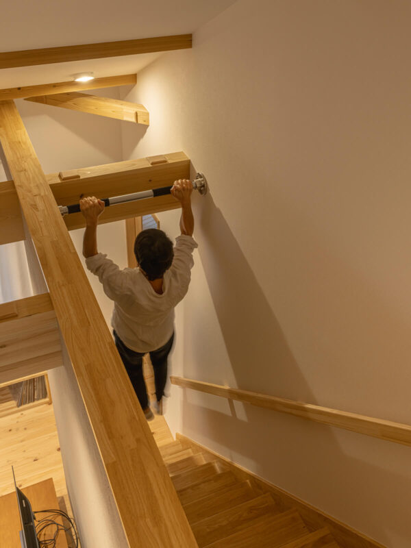 梁を階段上部まで伸ばすことで、「階段途中に懸垂バーを取り付けたい」というご主人の希望を叶えた