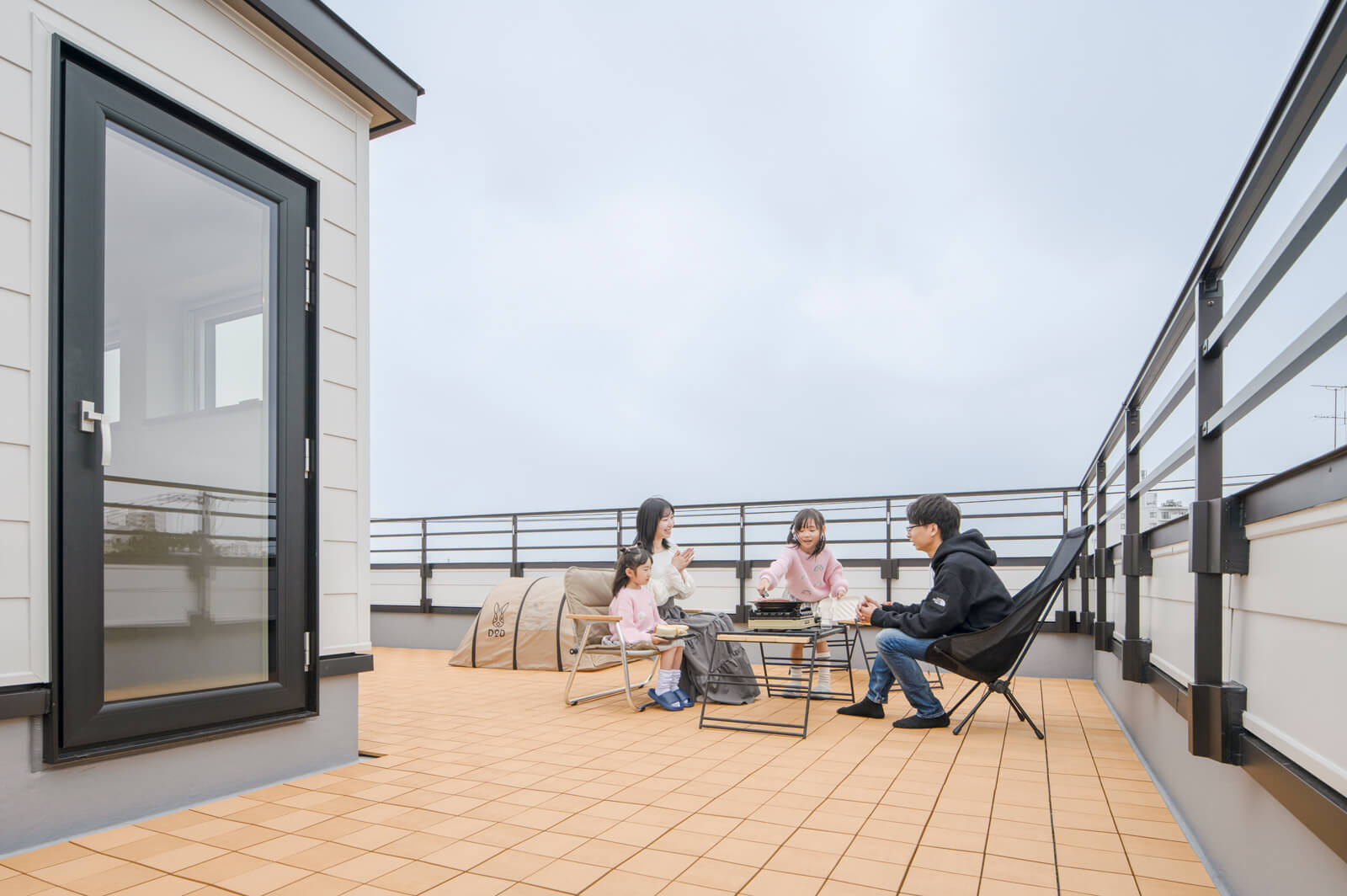 住宅に囲まれた立地でも、屋上なら見渡しの良い景色が楽しめる。天気の良い日は洗濯物を干すなど、用途は住まい手が自由に選べる