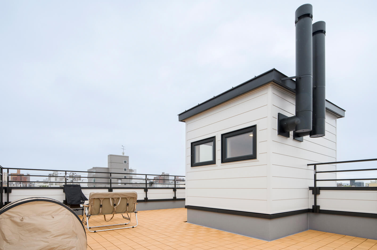 2本の煙突は湿気と汚れた空気を外に排出するパッシブ換気の断熱排気筒