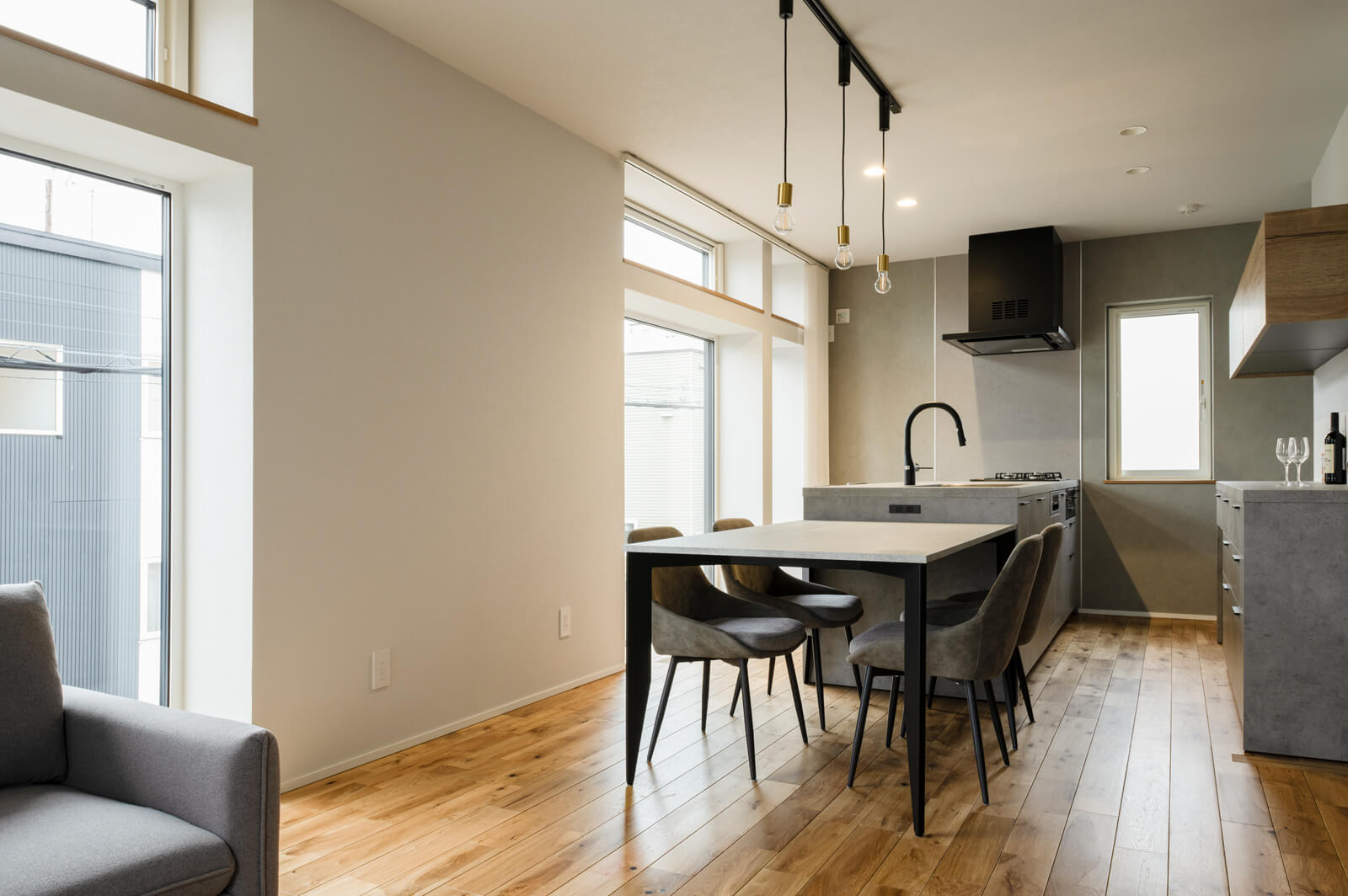 2階に配したLDK。ダイニングとキッチンが横並びの「ストレートダイニング」で、配膳や片付けがスムーズにできる