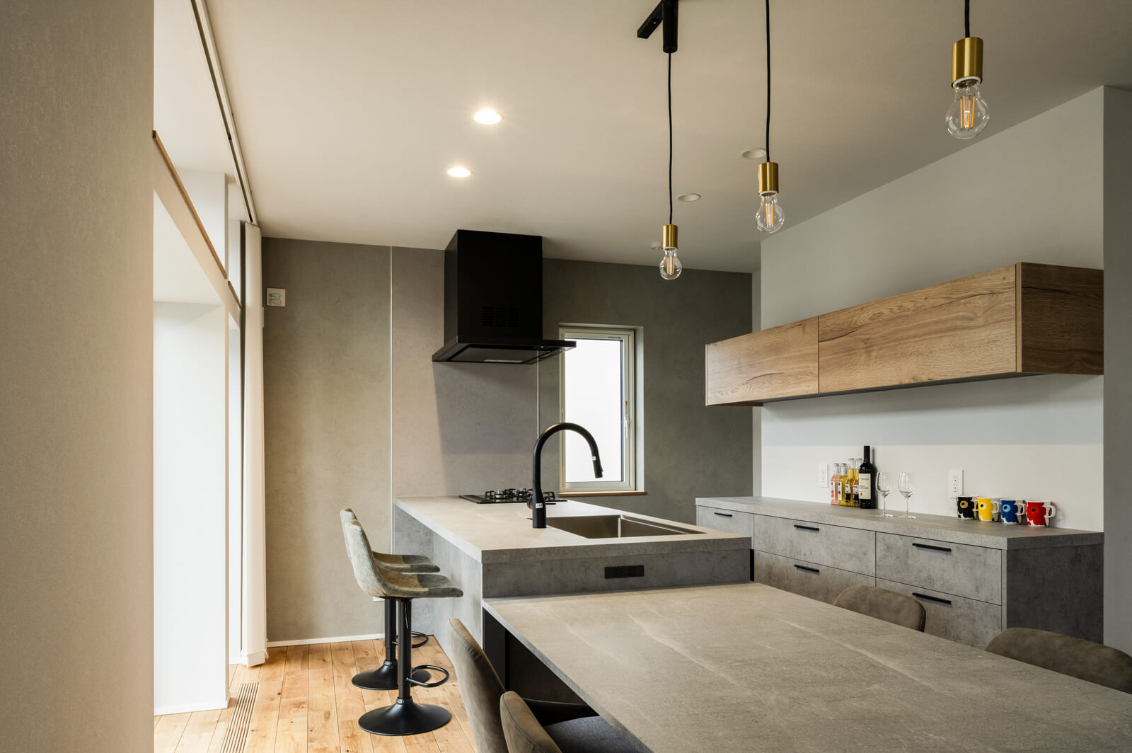 GRAFTEKT(グラフテクト)の美しいオーダーキッチンが存在感を放つ