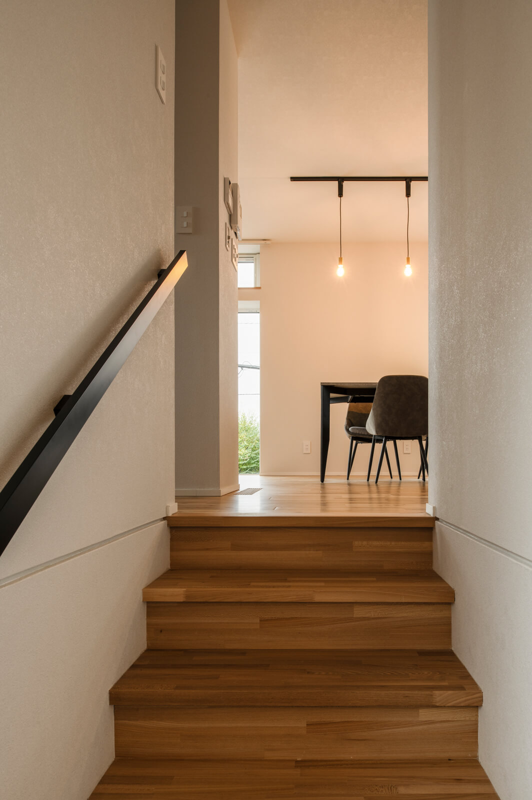 1階から階段を上がると、正面にLDK、左手に洗面台とユーティリティ、右手に脱衣室と浴室がある