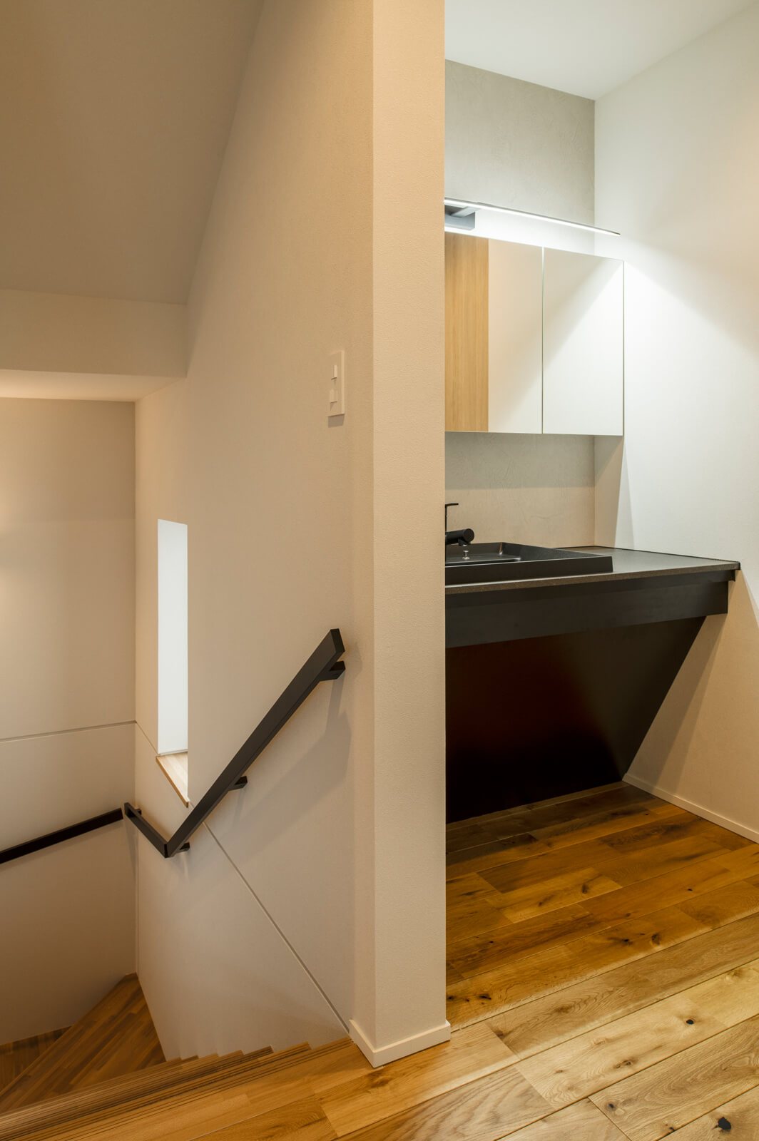 帰宅後にすぐ手洗いができるよう、洗面台は階段ホールに設置