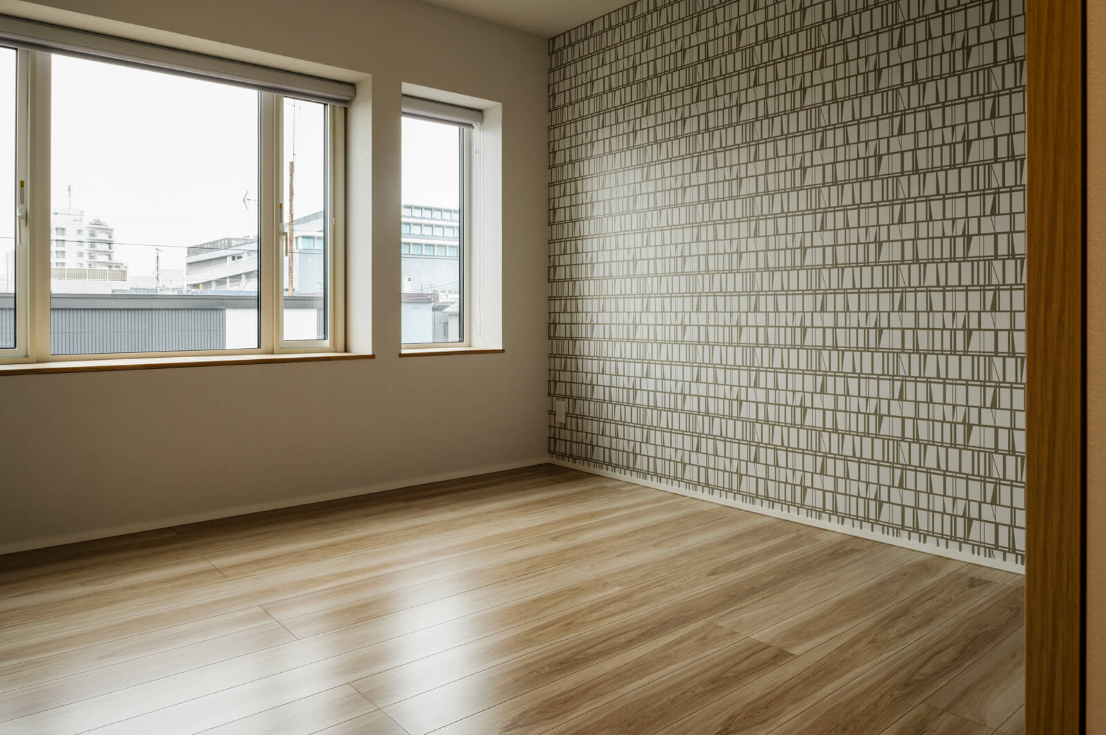 3階の個室はアクセントクロスを採用。隣家よりも視線が高く、窓の外には空が広がって気持ちがいい