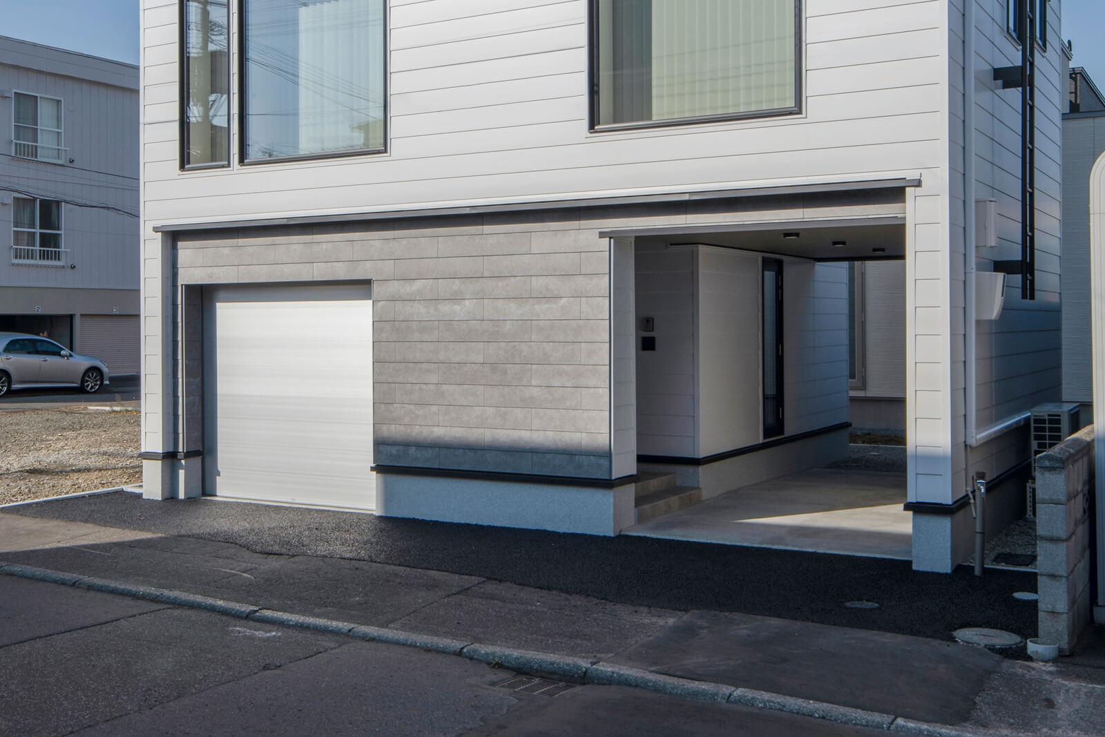 共働きの夫婦を想定したプランのため、車2台分の駐車スペースを確保。車庫は玄関ホールから直接出入りができる。カーポートのには雪投げスペースを確保