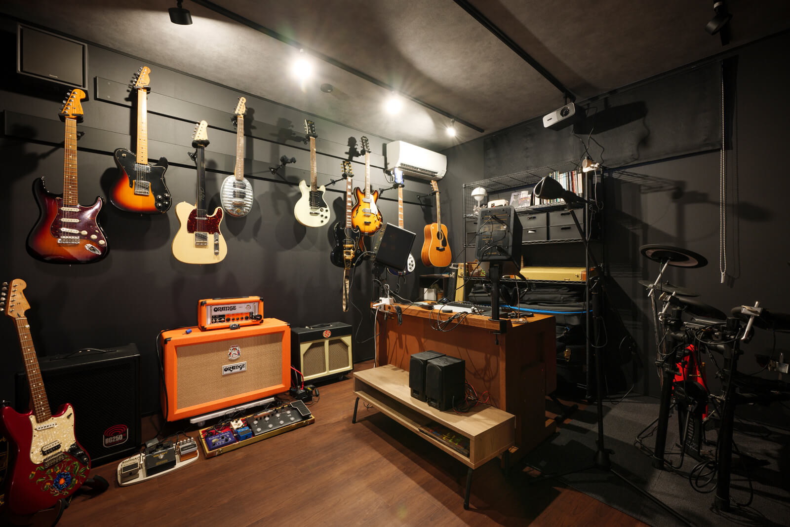 音楽が好きなTさんの趣味室。いつでも楽器の演奏ができるように、ロックウールなどの吸音材を施工して防音室にした