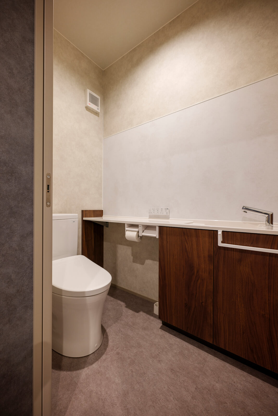 玄関ホール奥に位置するトイレ。LDKとトイレの間に玄関ホールがあるので、音やにおいが気にならない