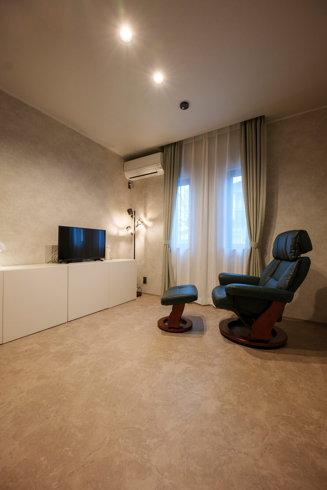 約7帖の寝室は縦長の2連窓を設け、プライバシーの配慮に重きを置きながら適切な採光が得られるように。補助の暖冷房としてエアコンを設置している