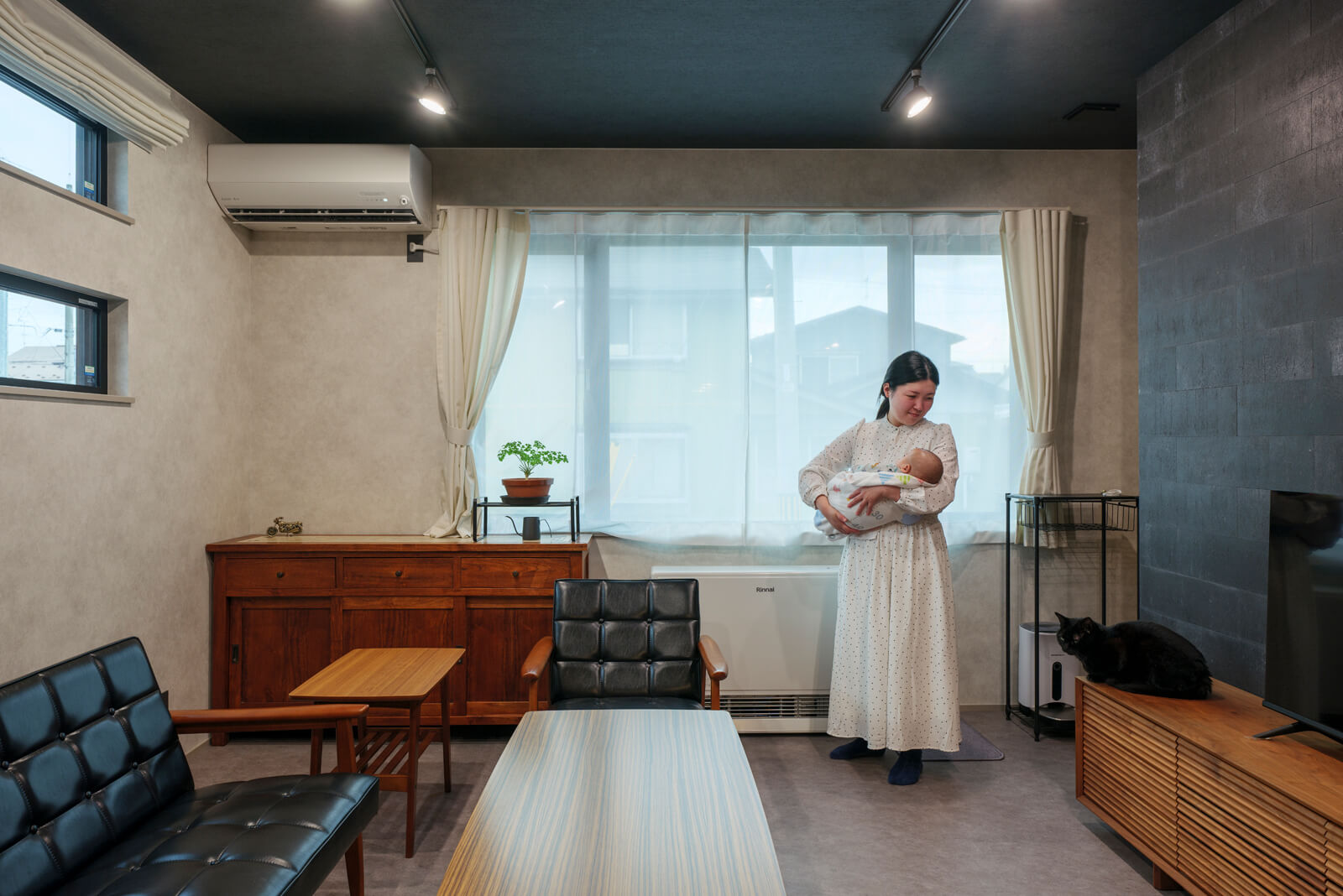 南東に大きな窓を持つリビング。溝に汚れがたまりやすい掃き出し窓は採用しなかった。「風を通すだけなら掃き出し窓じゃなくてもいいと思いました」とTさん。太陽光発電を備えているので、メイン暖房はエアコンで、窓の下にあるガスヒーターを補助的に使用している