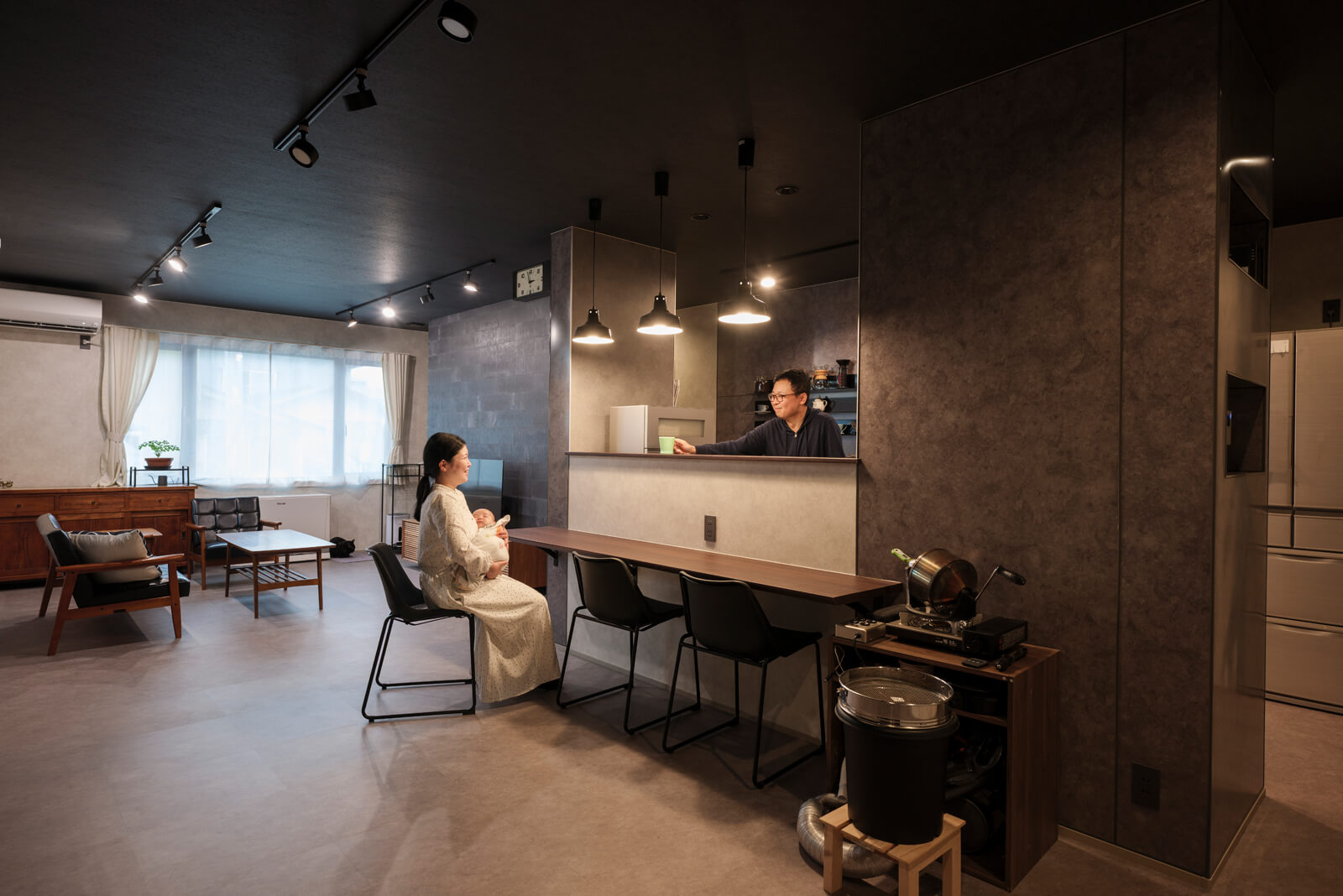 LDK全景。ダイニングはスペースを大きめに設計し、必要になったらテーブルを置けるように。また将来、奥さんの趣味である裁縫に必要なミシンや棚を置くこともできる